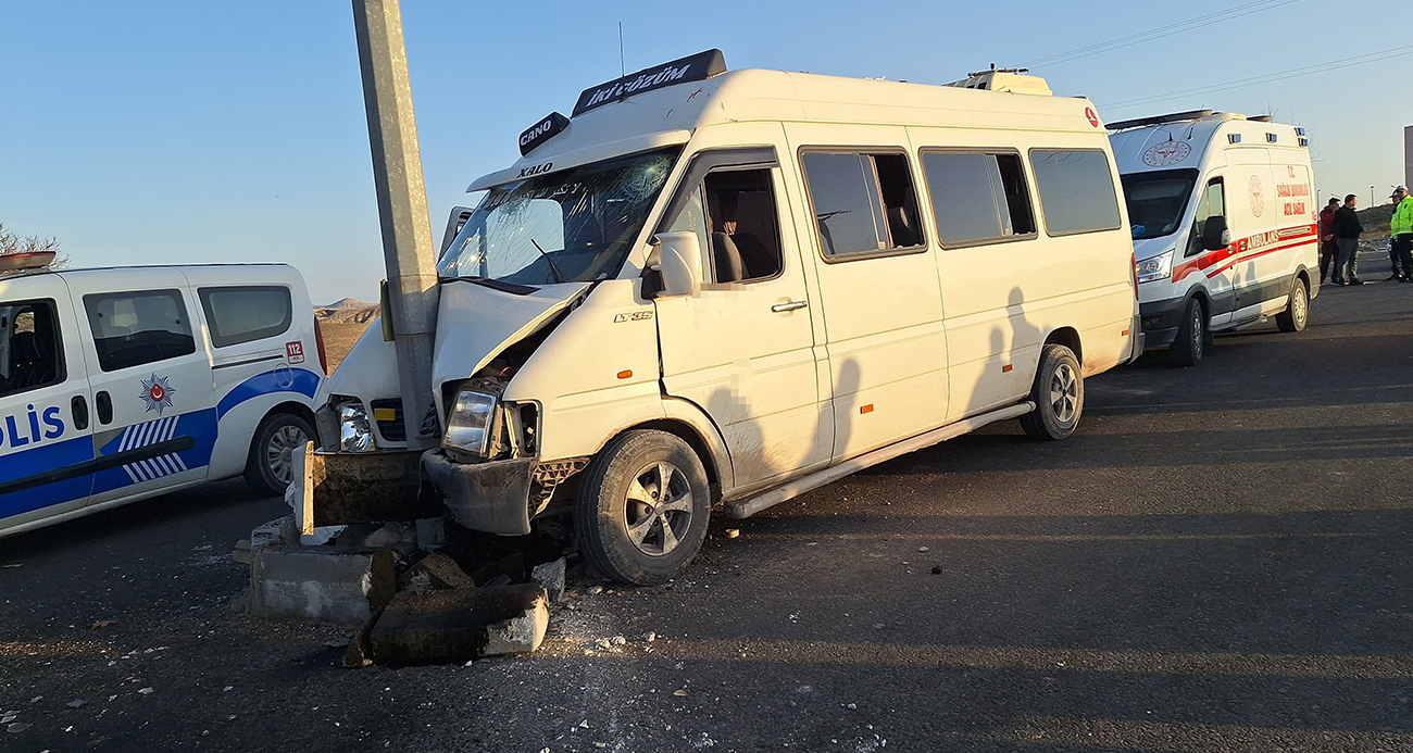 Tarım işçilerini taşıyan minibüs direğe çarptı: 15 yaralı