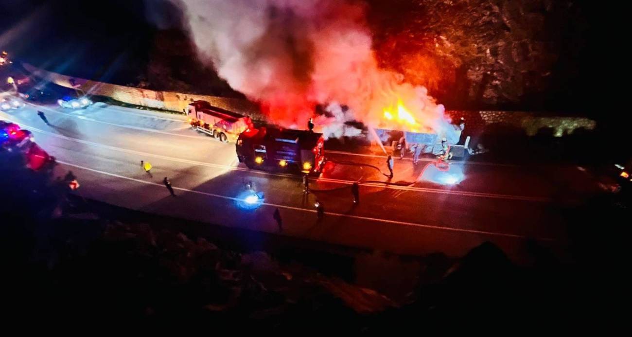 Isınan tekerlek balatalarından çıkan alevler sunta yüklü tırı yaktı