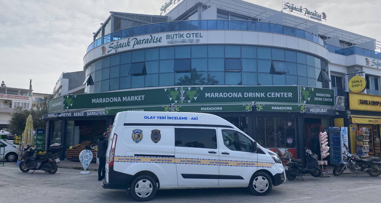 İzmir’in Seferihisar ilçesinde 14 Şubat Sevgililer Günü tatili için bir otele giden çiftin odasında çıkan yangında kadın hayatını kaybetti, eşi ağır yaralandı.