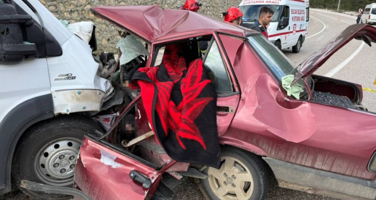 Minibüs ile otomobil kafa kafaya çarpıştı: 2 ölü, 4 yaralı