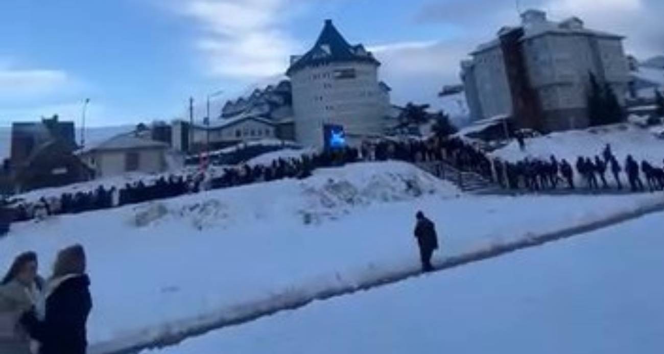 Türkiye’nin önemli kış turizmi merkezlerinden Bursa Uludağ’da, güneşli havayla birlikte yoğunluk oluştu. Teleferikte oluşan yaklaşık 1 kilometrelik iniş kuyruğu dikkat çekti.