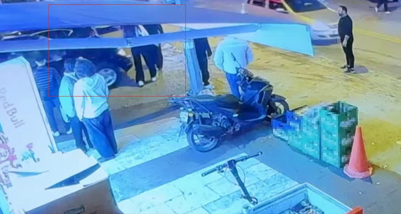 Aniden hareket eden otomobil yaya ve araçların arasına daldı