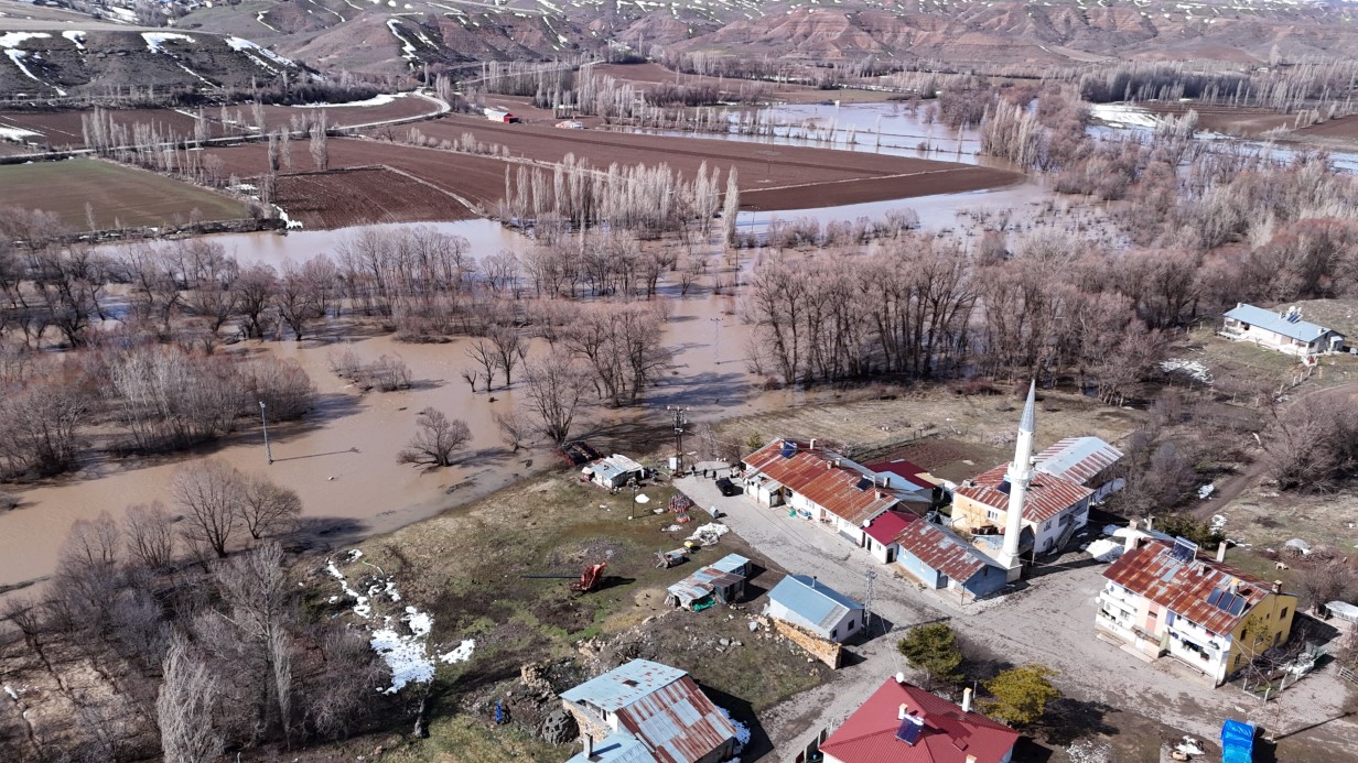 Sivas’ta yağan kar eridi, köy yolu tamamen su altında kaldı