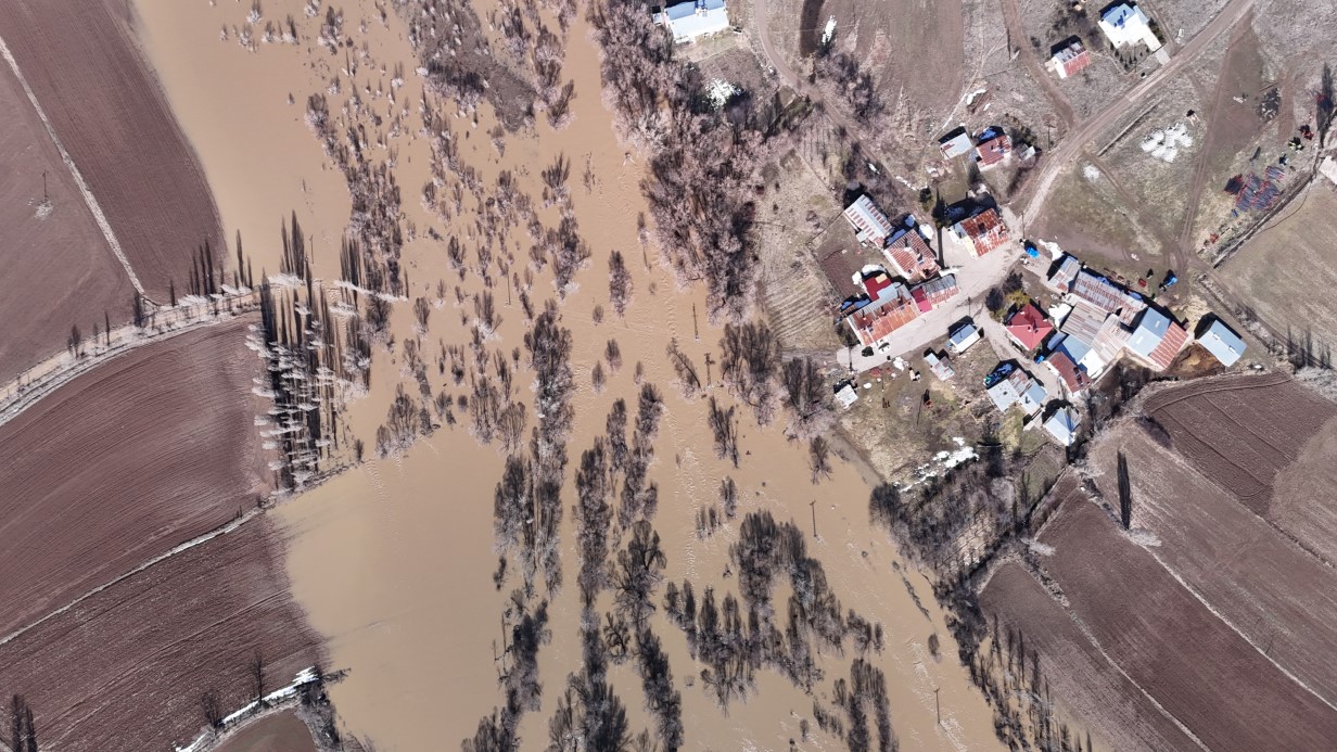 Sivas’ta yağan kar eridi, köy yolu tamamen su altında kaldı