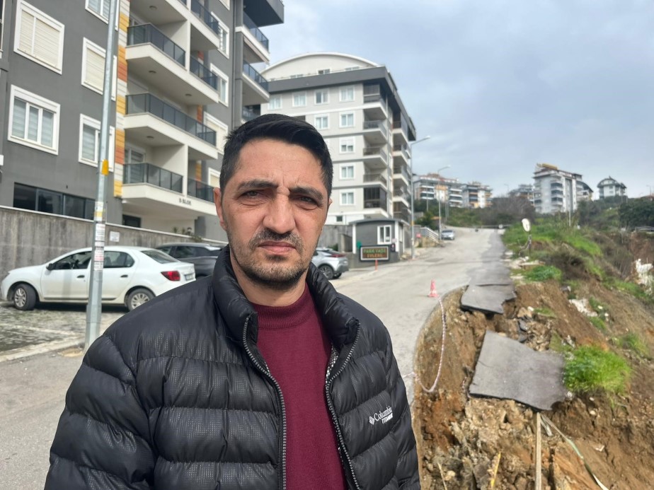 Alanya’da şiddetli yağış sonrası heyelan oluştu, yol çöktü