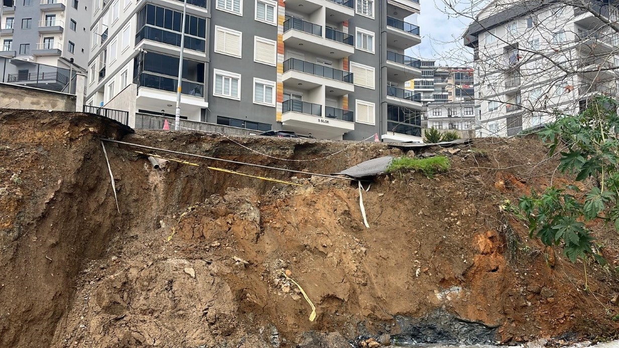 Alanya’da şiddetli yağış sonrası heyelan oluştu, yol çöktü