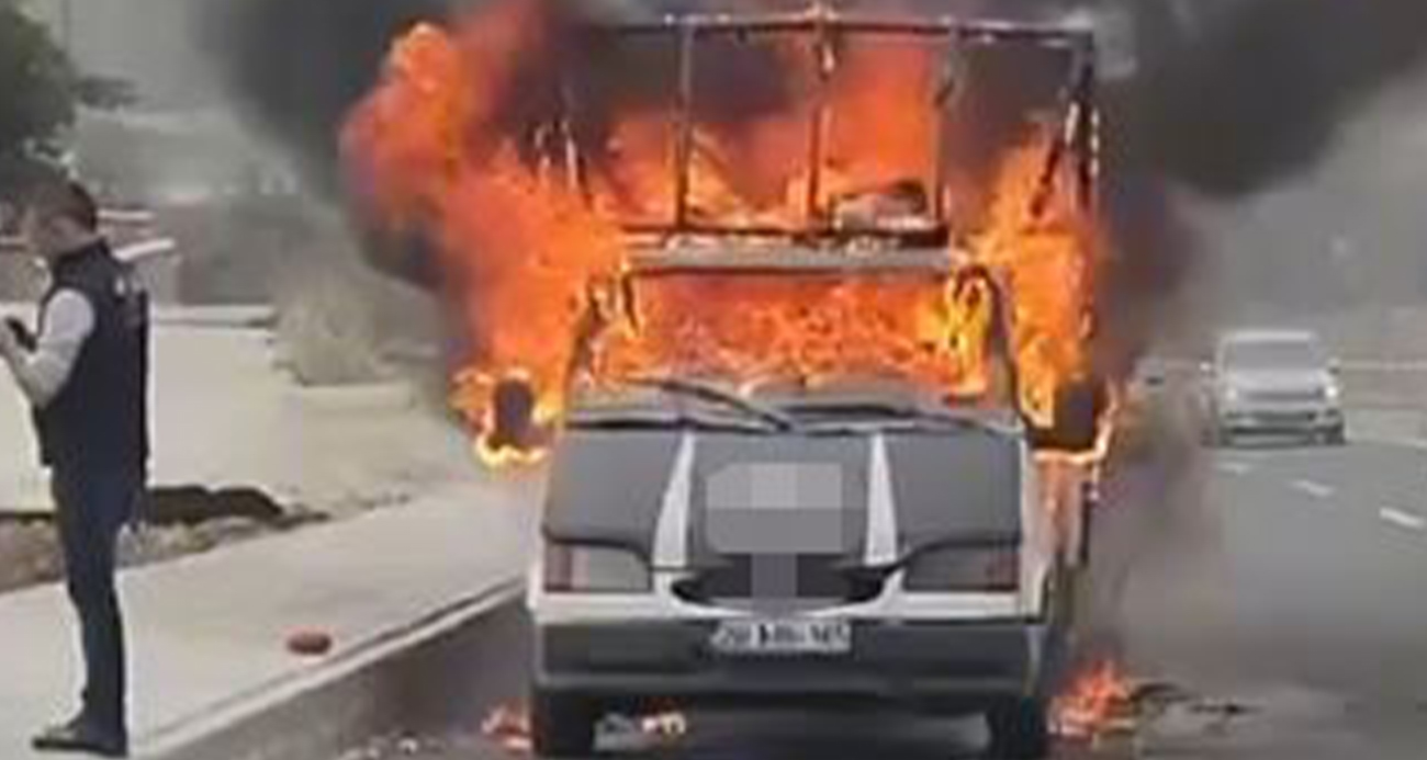 Denizli’de seyir halindeki araç alevlere teslim oldu