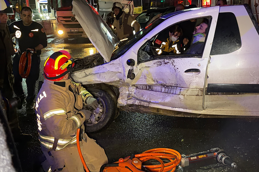 Arnavutköy’de iki araç çarpıştı: Sürücü araçta sıkıştı