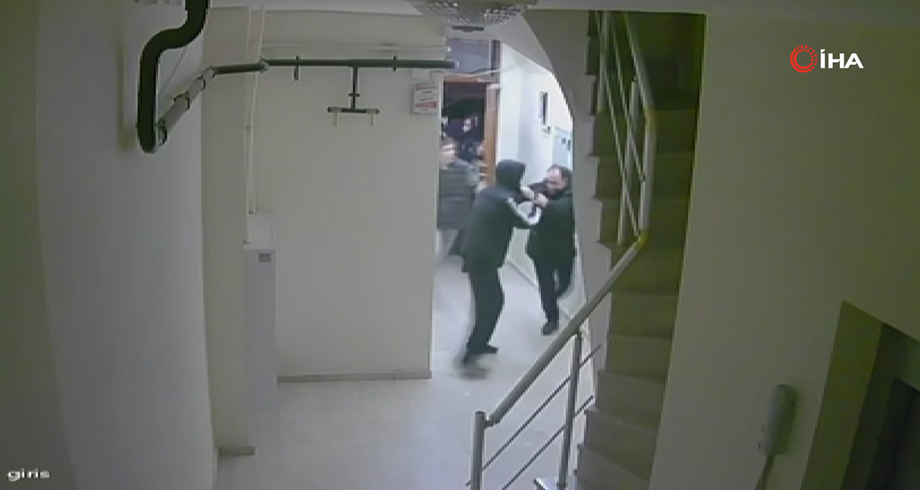 Esenyurt’ta saldırıp para istedikleri adam apartmana sığındı