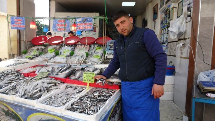 Kilis’te hamsi sevinci: Vatandaşlar çiğ çiğ yedi