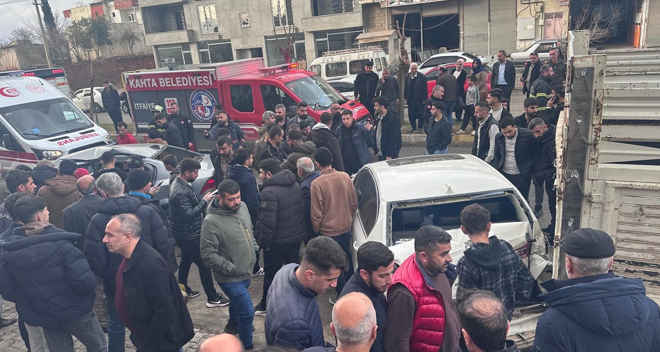 Otomobil park halindeki araçlara çarptı: 1’i ağır 3 yaralı