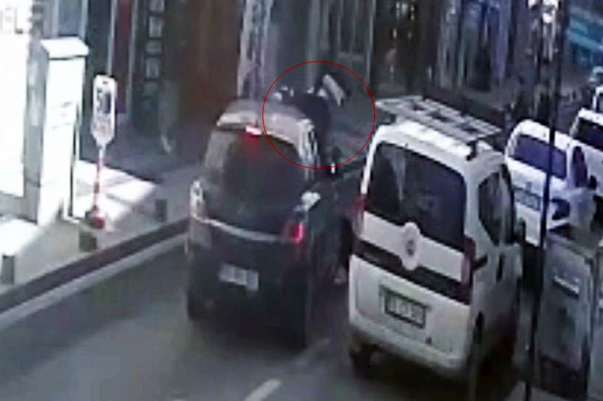 Tekirdağ’da ters yönden caddeye giren otomobille motosikletin çarpıştığı anlar kamerada