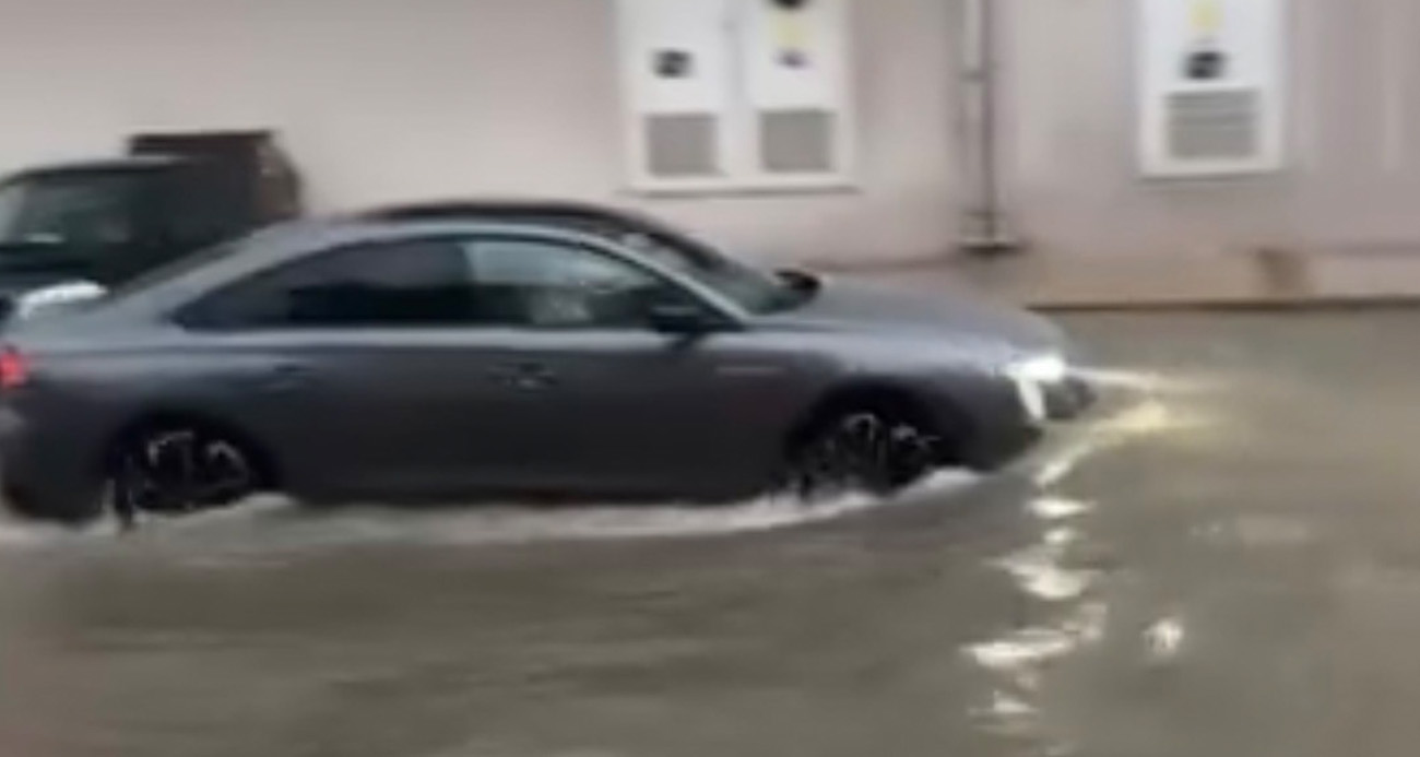 İzmir’de akşam saatlerinde etkisini artıran sağanak nedeniyle cadde ve sokaklar göle döndü. Konak, Karşıyaka ve Menemen ilçelerinde yollar sular altında kalırken, sürücüler ve vatandaşlar zor anlar yaşadı.