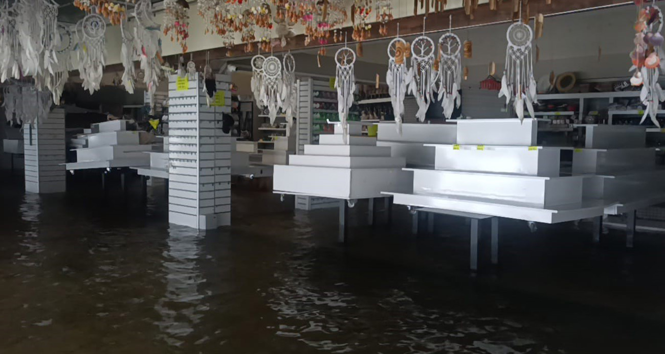 Manavgat Irmağı’nda su debisi yükseldi, işletmeleri su bastı