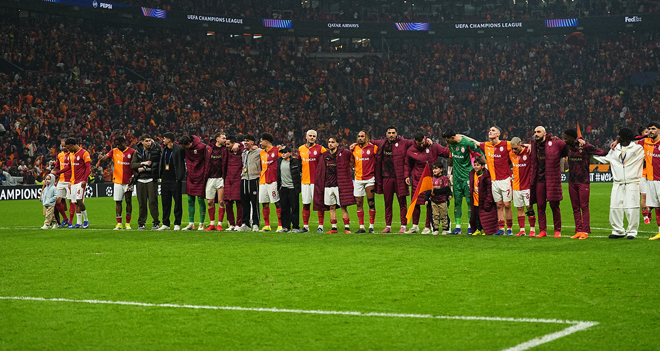 Galatasaraylı futbolcular galibiyeti taraftarıyla kutladı