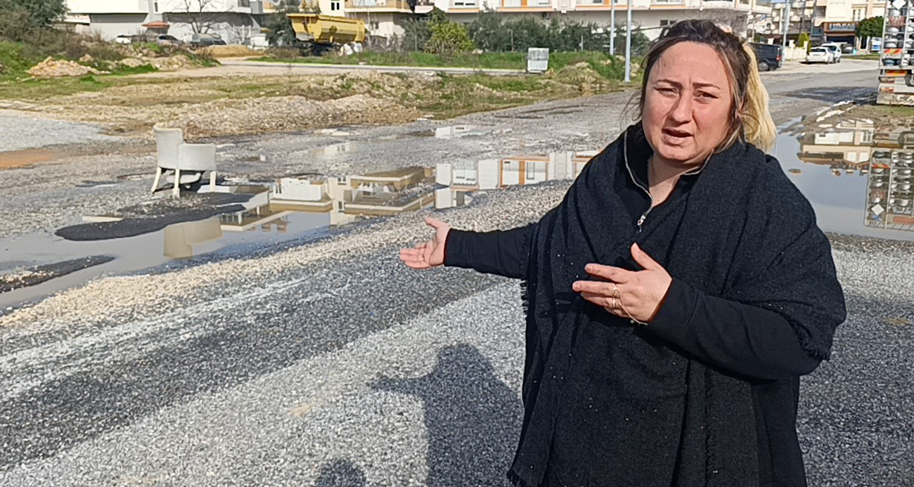 Yağışların sebep olduğu yoldaki çukura koltuklu önlem