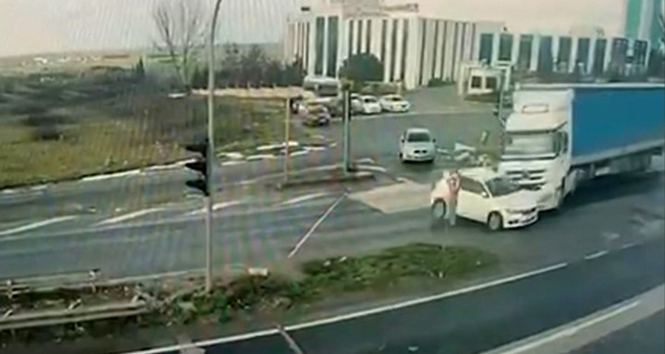 Tekirdağ’da kırmızı ışık ihlalinin kazayla sonuçlandığı anlar kamerada