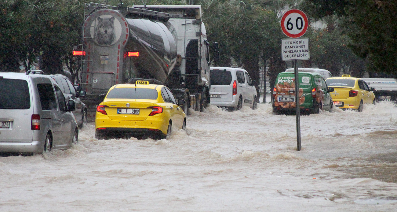 Adana’da sağanak yağışta yollar göle döndü