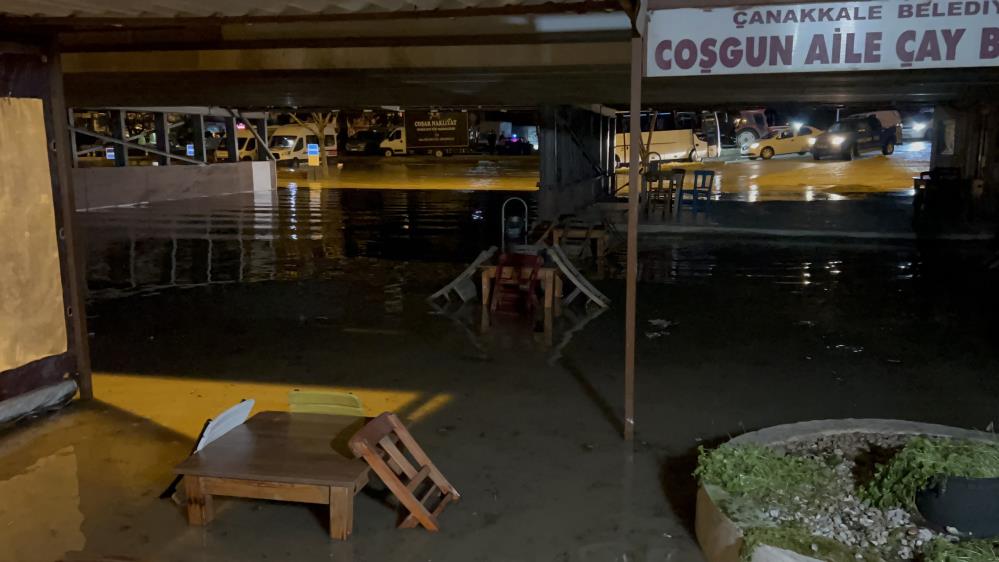 Çanakkale’de Sarıçay taştı, iş yerleri sular altında kaldı