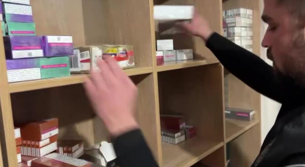 Evdeki vitrinlerden kaçak sigaralar çıktı, savunması pes dedirtti: 