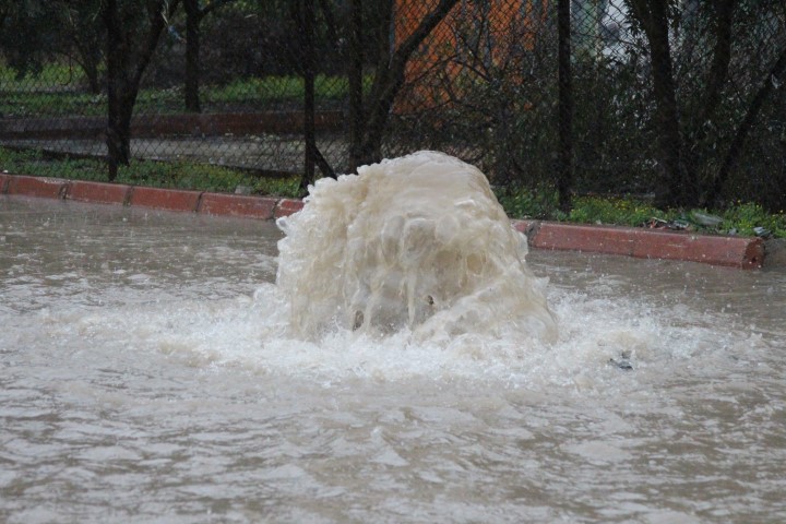 Adana’da sağanak yağışta yollar göle döndü