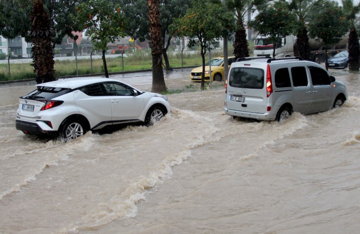 Adana’da sağanak yağışta yollar göle döndü