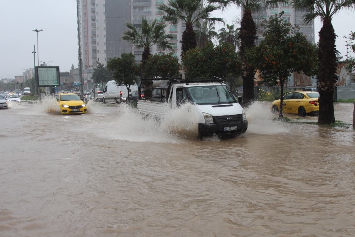 Adana’da sağanak yağışta yollar göle döndü