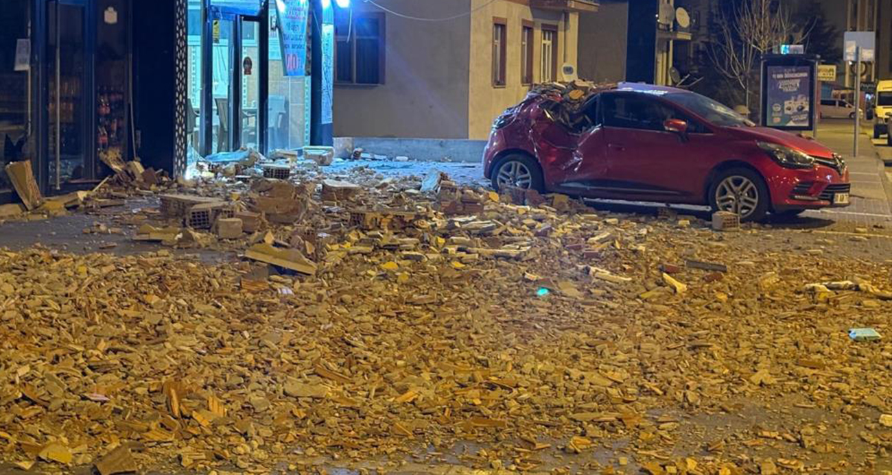 Şiddetli rüzgar binanın duvarını uçurdu