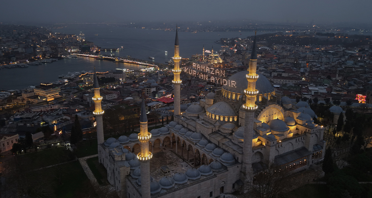 Ramazan ayının müjdecisi mahyalar yanmaya başladı