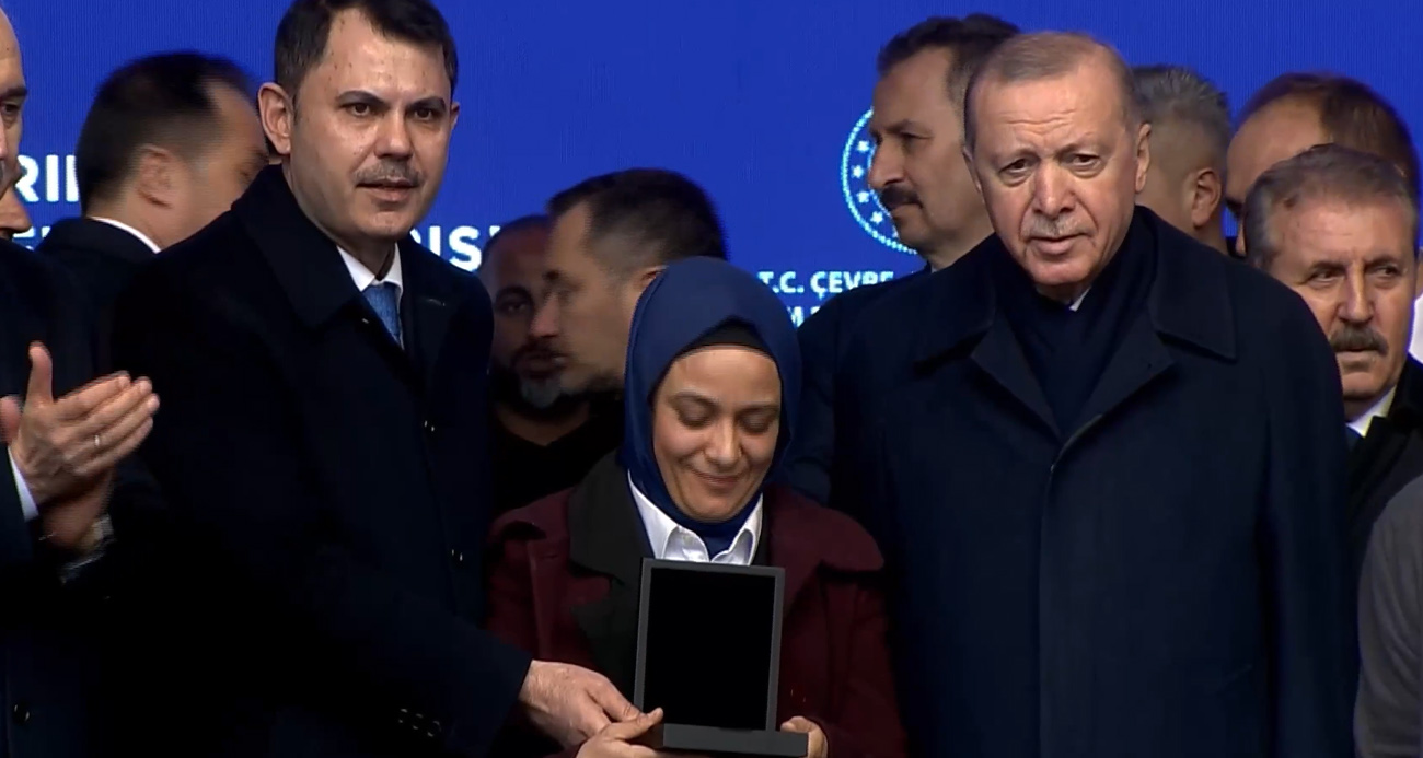 Çevre, Şehircilik ve İklim Değişikliği Bakanı Murat Kurum, "Yeniden kurulan şehirler, yeniden başlayan hayatlar ve o anlara eşlik eden çok tanıdık yüzler. Bu başarı hikayesini sonuna kadar izlemek isteyeceksiniz" dedi.