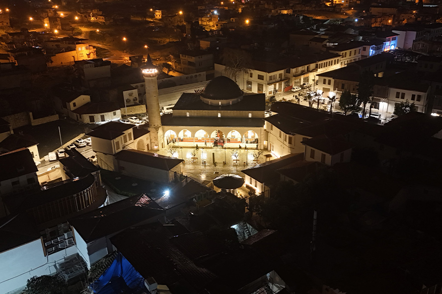Depremin ardından Habibi Necar Camii’nde ilk teravihi kılındı