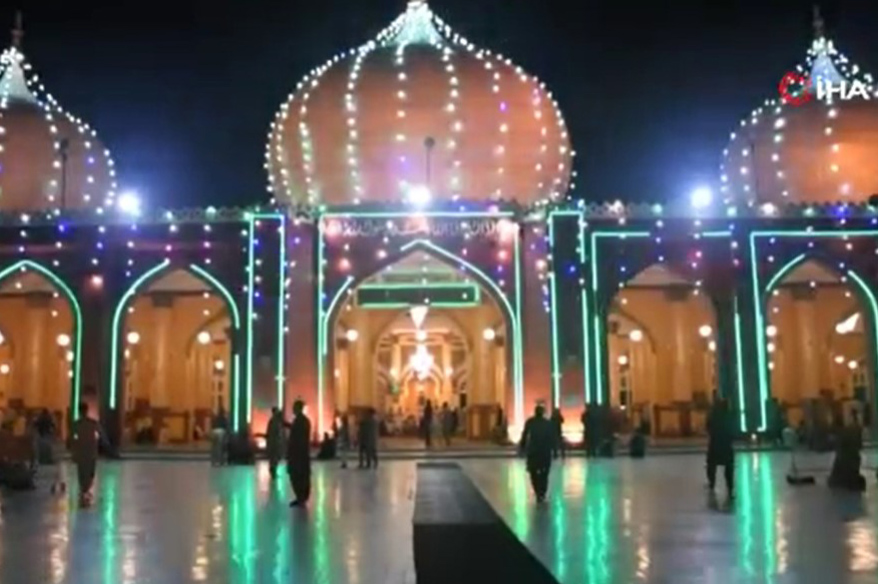 Pakistan’da ilk teravih namazı kılındı