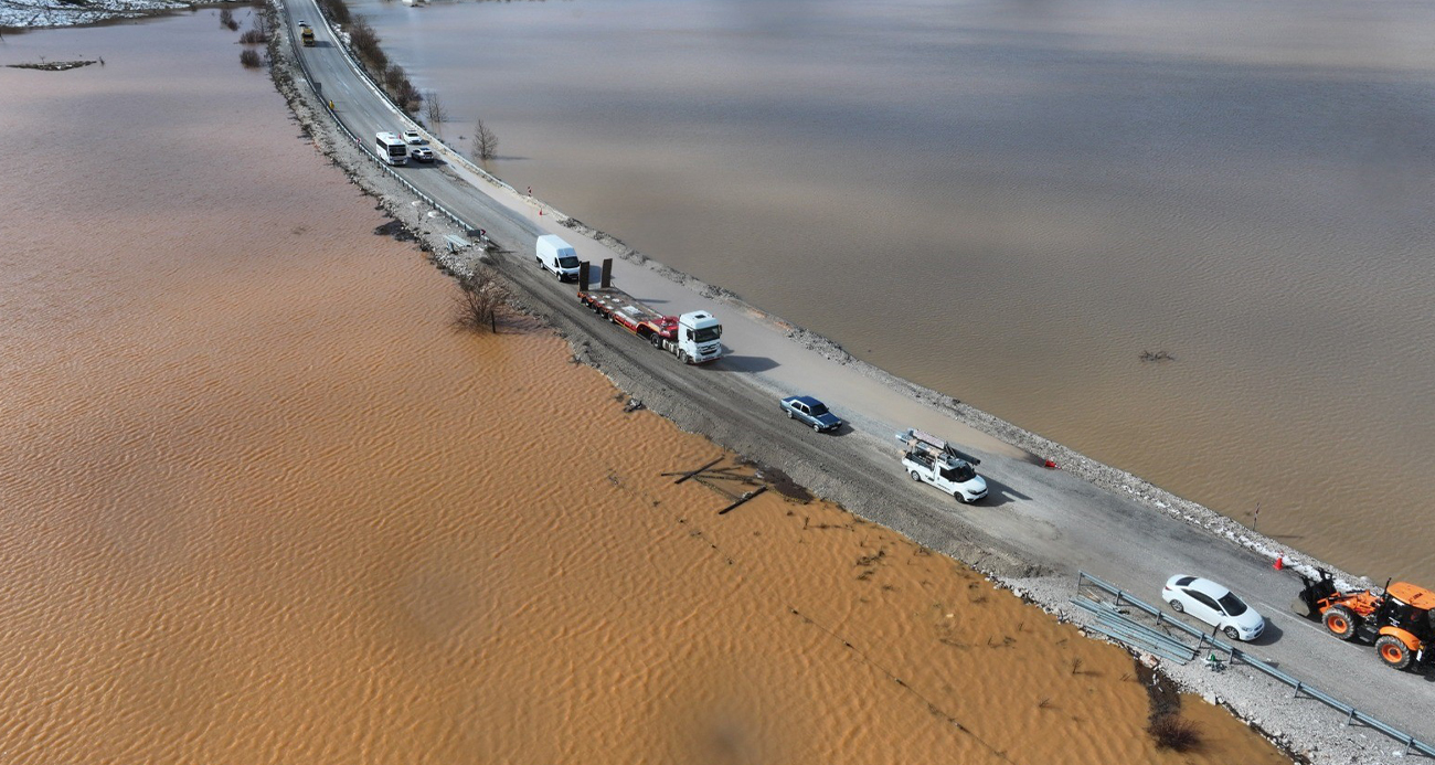 Fethiye - Antalya kara yolunda su baskını: "Ulaşım kontrollü sağlanıyor"