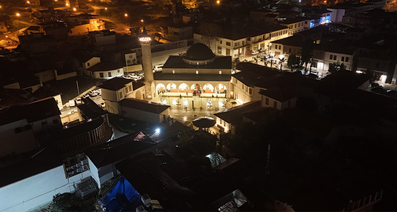 Depremin ardından Habibi Necar Camii’nde ilk teravihi kılındı
