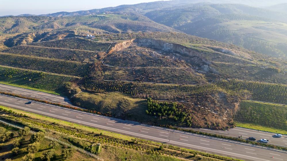 İzmir - İstanbul otoyolunda korkutan heyelan