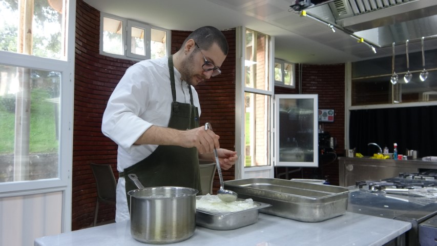 Osmanlı mutfağının hafif tatlısı Güllaç, Ramazan sofralarını süslüyor