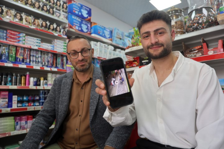 İlk kez motosiklet kullanmak istemişti: Gaz elciği basılı kalınca kaldırımda oturanlar neye uğradığını şaşırdı