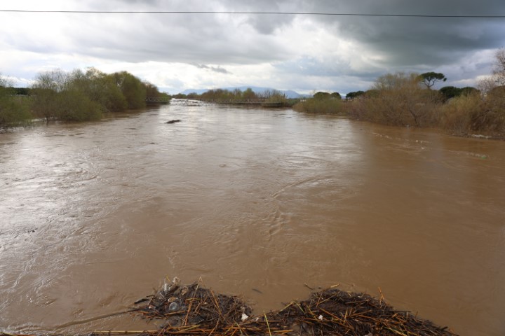 Büyük Menderes nehri, köprü seviyesine yükseldi