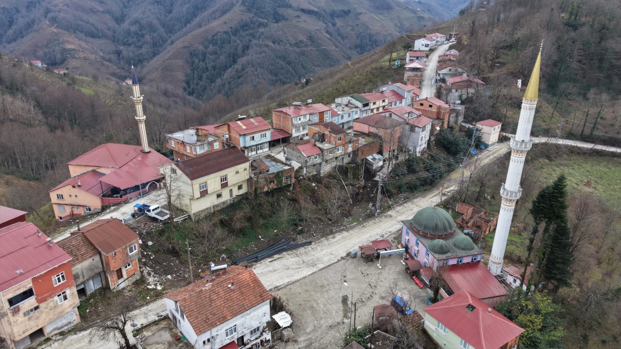 Karadeniz fıkrası gibi mahalle: Komşular bir adımla il değiştirip, bir dakika farkla iftar açıyor