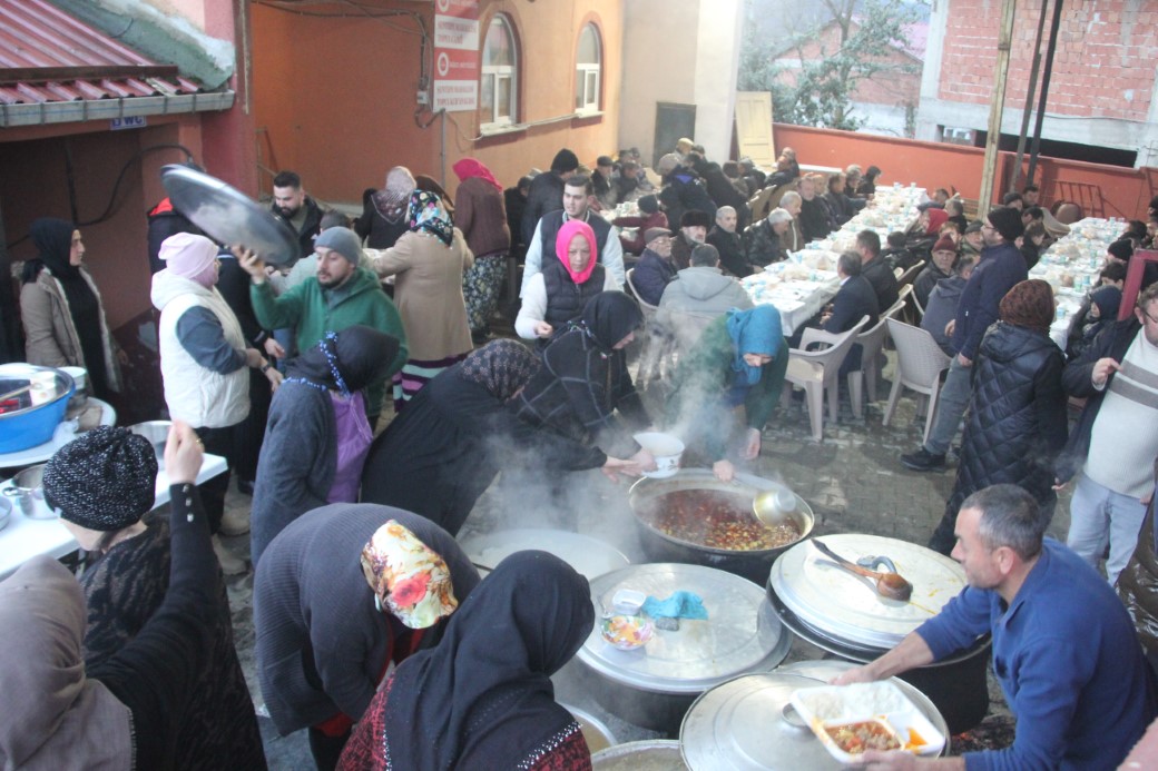 Karadeniz fıkrası gibi mahalle: Komşular bir adımla il değiştirip, bir dakika farkla iftar açıyor