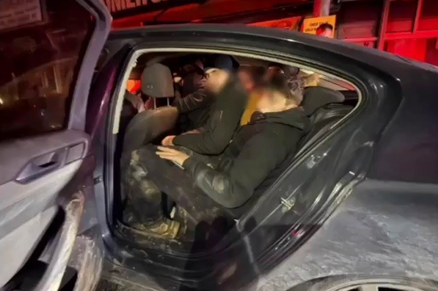 Otomobilin içinden 10 kaçak göçmen çıktı