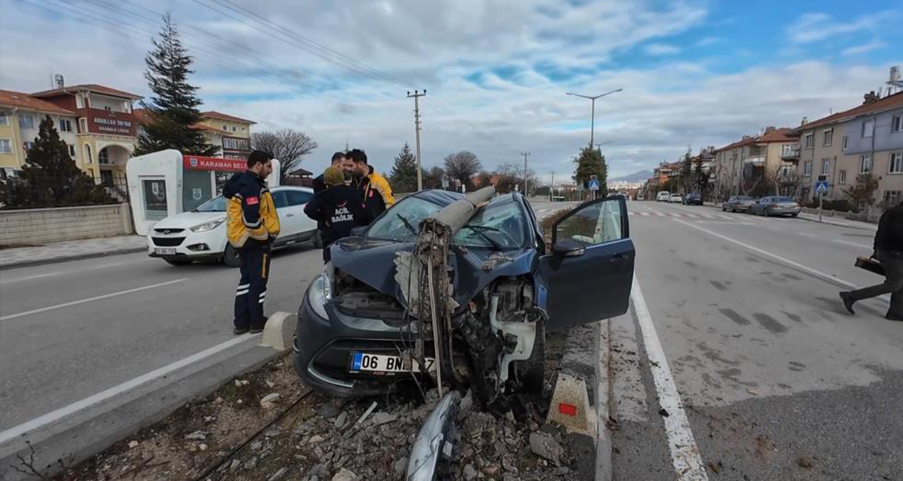 Çarptığı aydınlatma diğeri otomobilin üzerine devrildi: Sağlık çalışanı ölümden döndü
