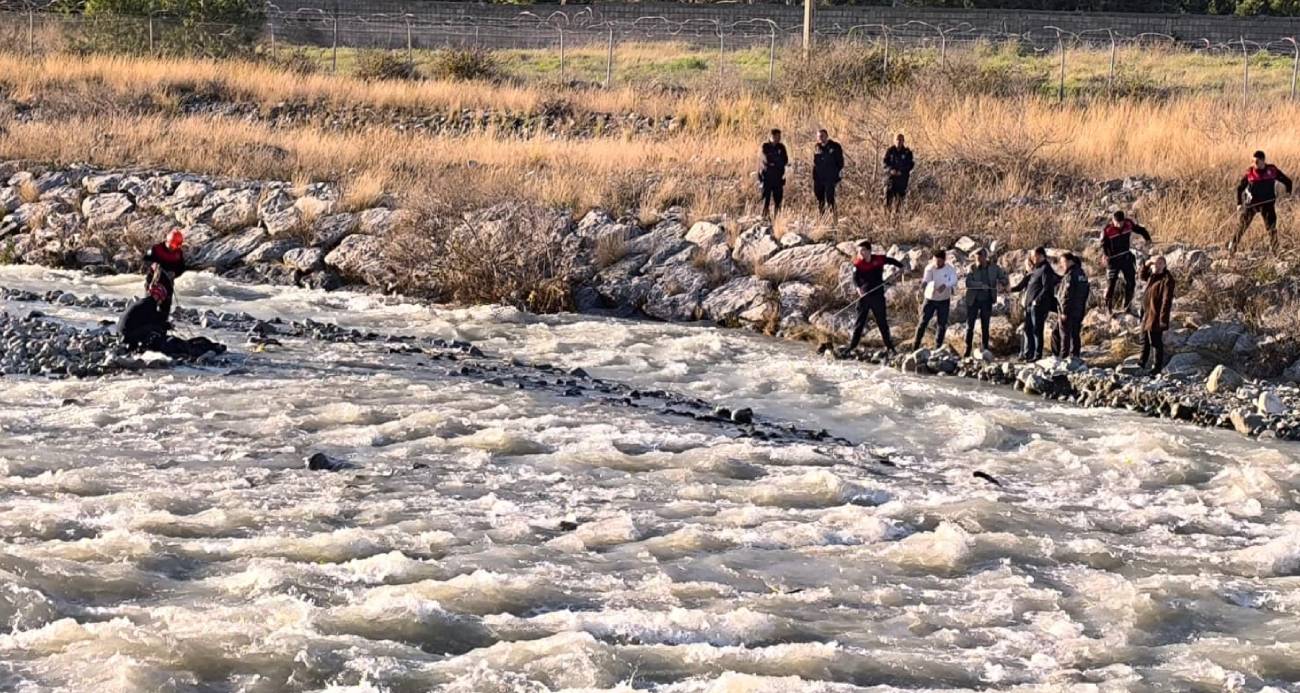 Köprüden düşerek akıntıya kapılan çocuk hayatını kaybetti