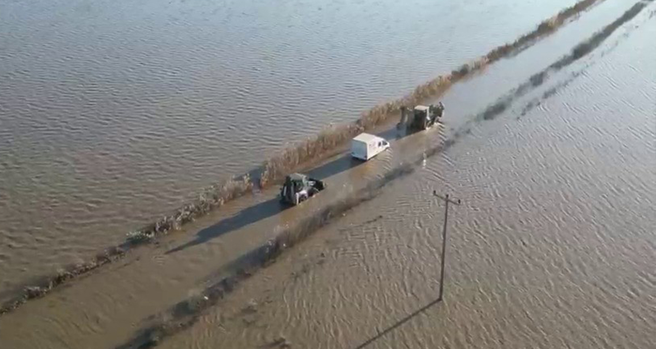Sel sularında araçta mahsur kalan sürücü ekiplerce kurtarıldı