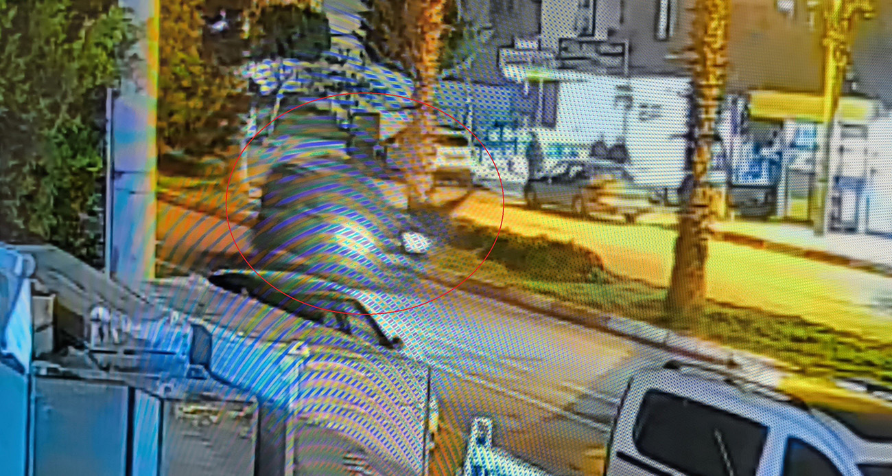 Antalya’da yaşlı kadının teravih namazına giderken araç çarpması sonucu hayatını kaybettiği kaza anları güvenlik kamerasına anbean yansıdı.