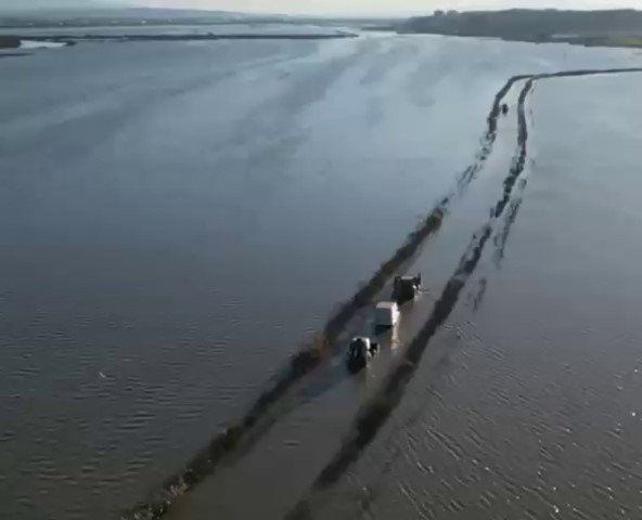 Sel sularında araçta mahsur kalan sürücü ekiplerce kurtarıldı