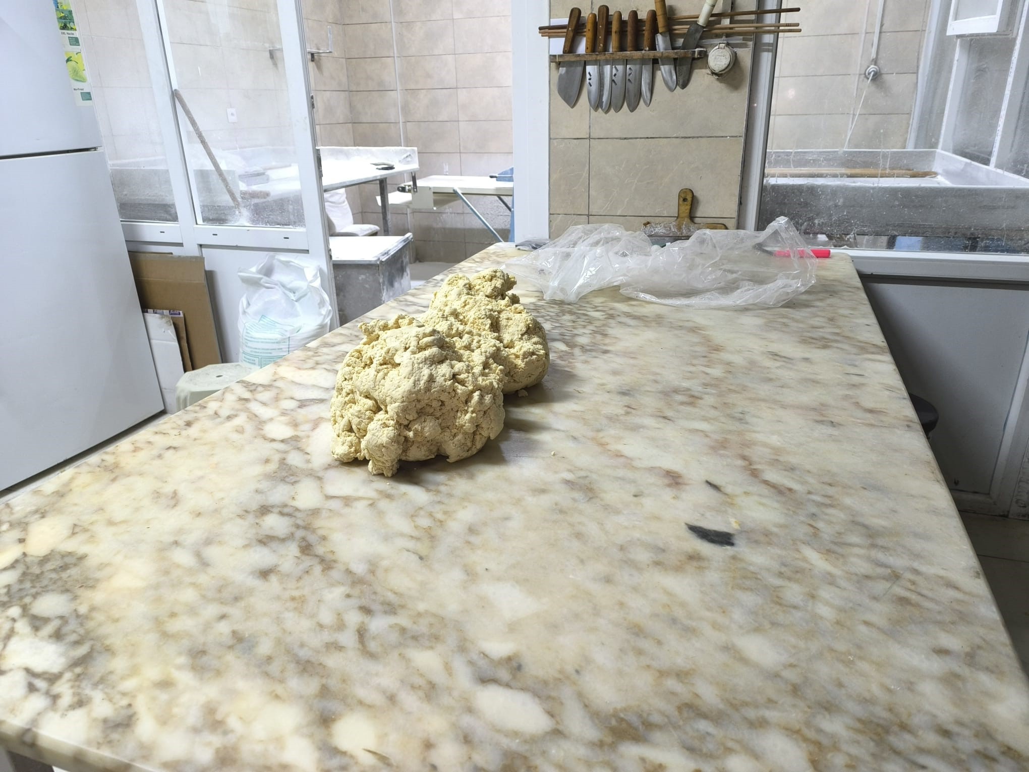 Tatlı hamurunu ayağıyla çiğnedi