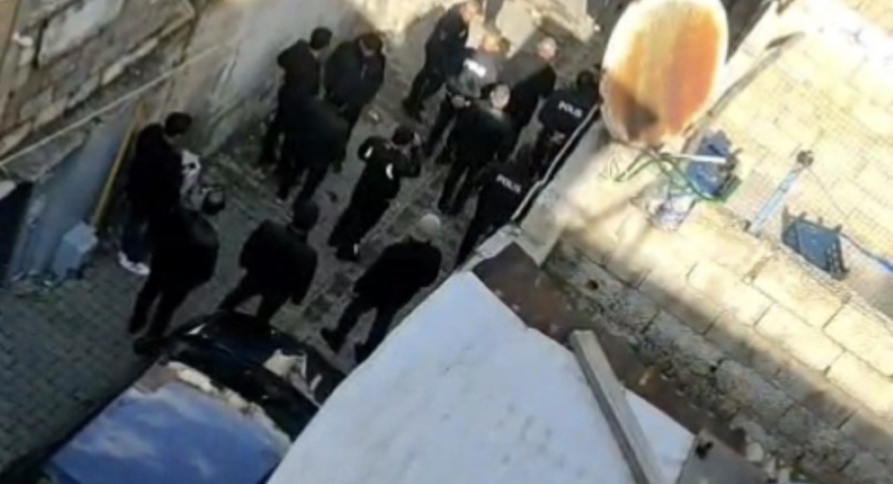 Gündüz vakti girdikleri evdeki 2 kadını darbettiler: 1 ağır yaralı!