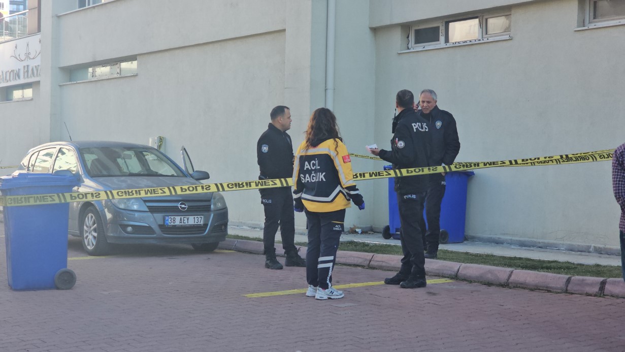 Kayseri’nin Talas ilçesinde yakın zamanda anjiyo olduğu öğrenilen şahıs aracında ölü bulundu.