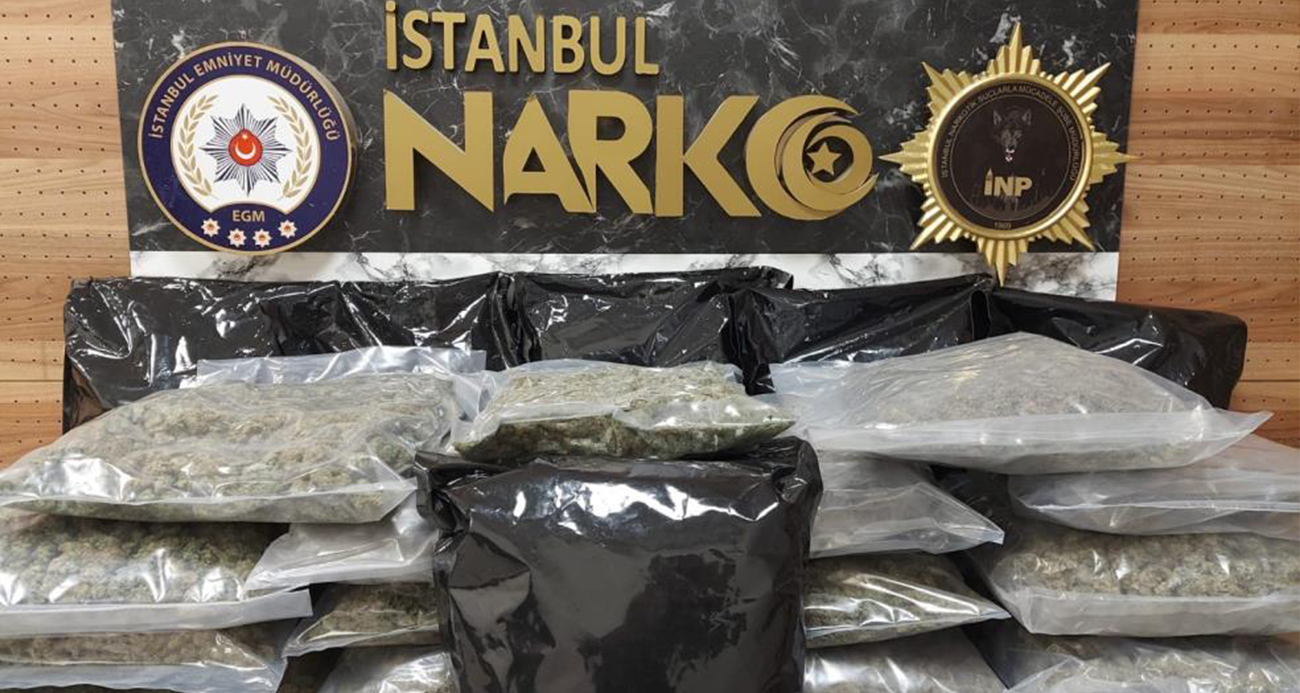  İstanbul'un Zeytinburnu ilçesinde bir eve düzenlenen operasyonda, 22 kilo 450 skunk türü uyuşturucu madde ele geçirildi.